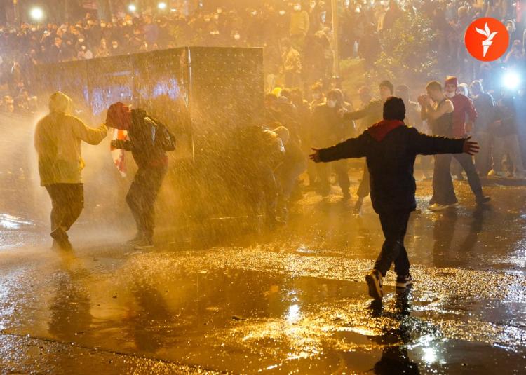 Protesters targeted by watercannons